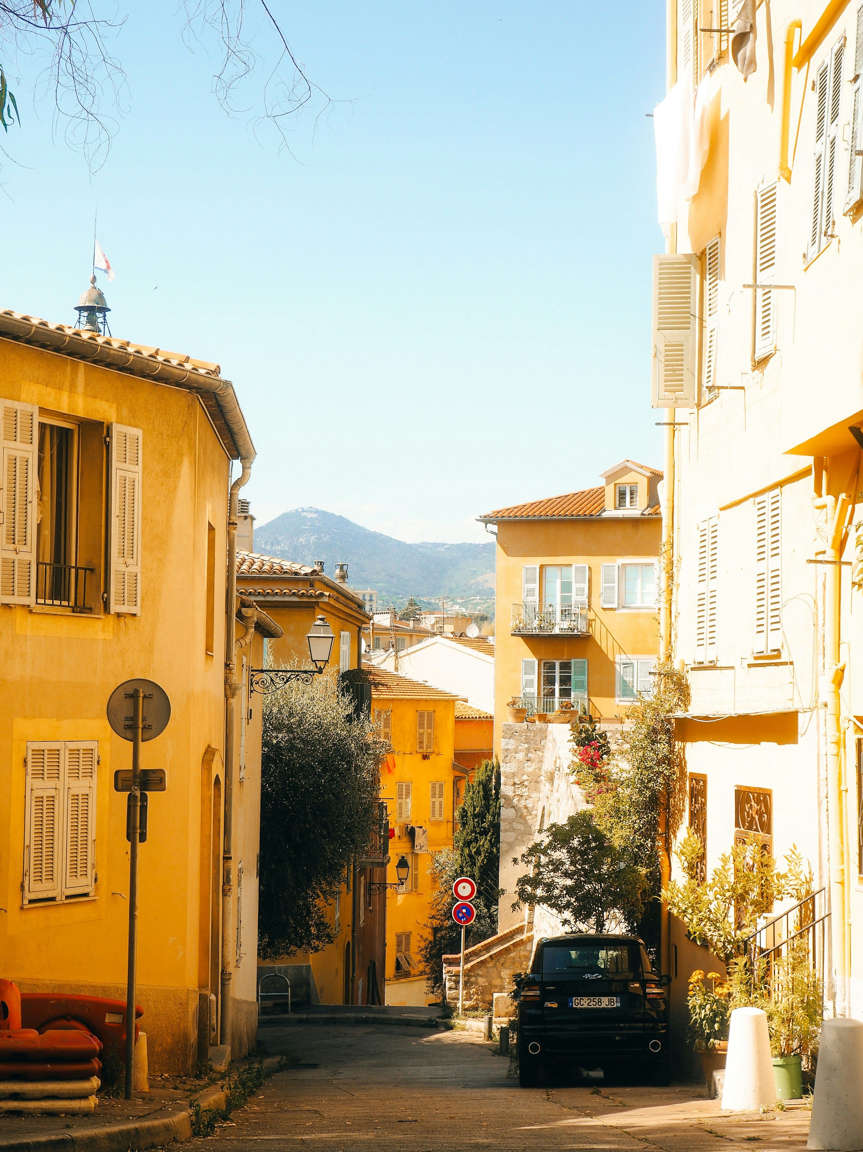 People who live in sunnier countries have lower rates of cardiovascular disease.