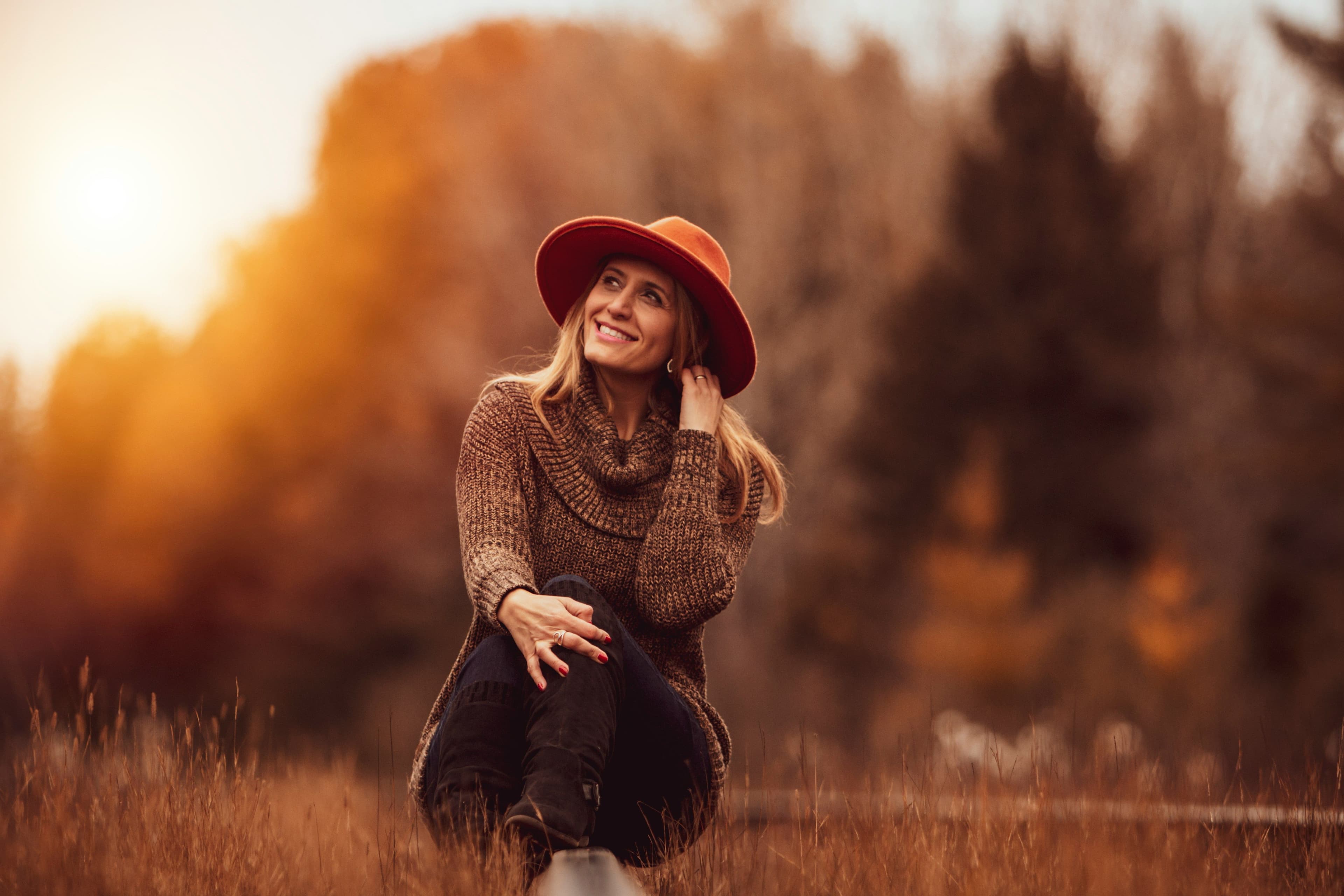Woman i autumn sun